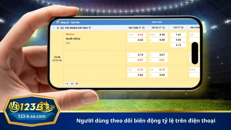 người dùng theo dõi biến động tỷ lệ trên điện thoại