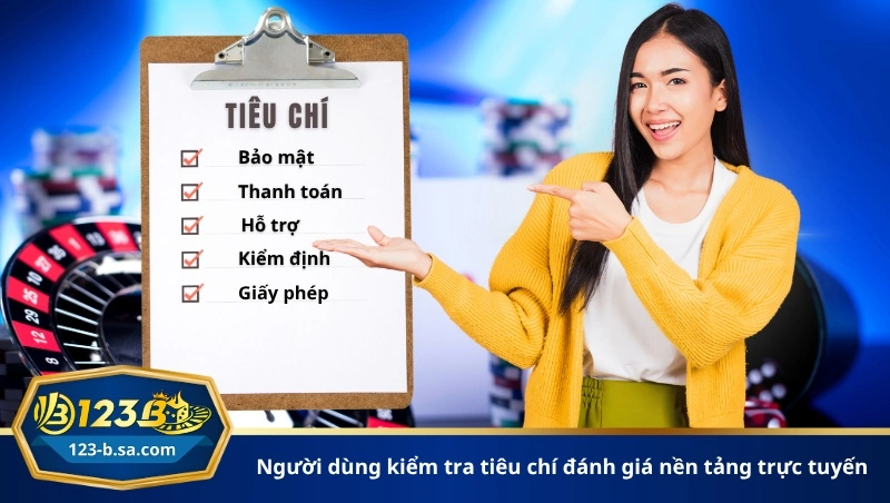 người dùng kiểm tra tiêu chí đánh giá nền tảng trực tuyến