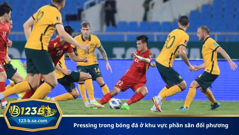 pressing trong bóng đá ở khu vực phần sân đối phương