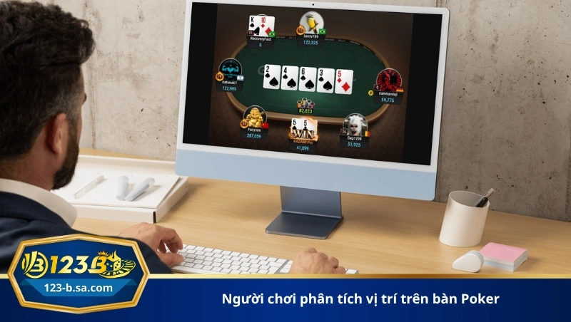người chơi phân tích vị trí trên bàn Poker
