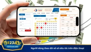 người dùng theo dõi xổ số siêu tốc trên điện thoại